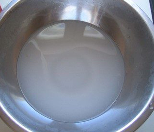 frisdrank werd gemengd in een pan met water