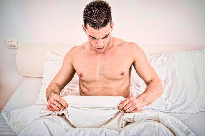 man verrast door de grootte van de penis na massage voor vergroting