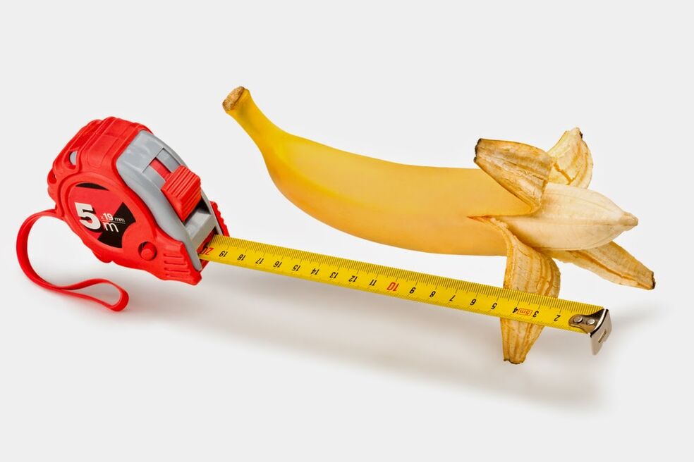 het meten van een penis voordat deze wordt vergroot met behulp van het voorbeeld van een banaan
